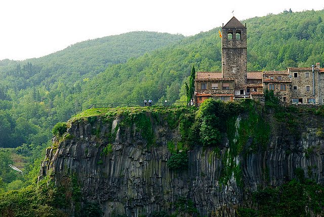 Wonderbaarlijk A Tiny European Town Built on a Cliff | I Like To Waste My Time FU-74