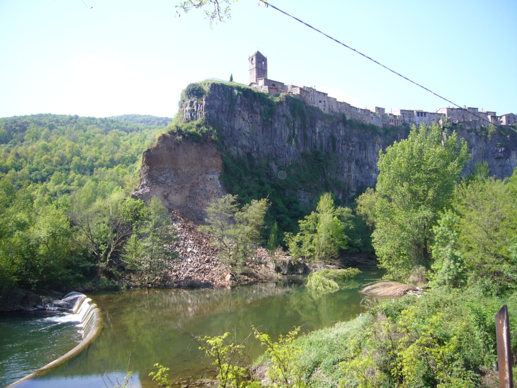 Onwijs A Tiny European Town Built on a Cliff | I Like To Waste My Time QC-68