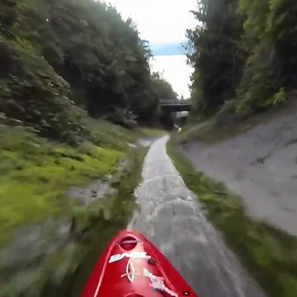 Extreme Kayaking Down a Drainage Ditch at 56 km/h! [Video] I Like To