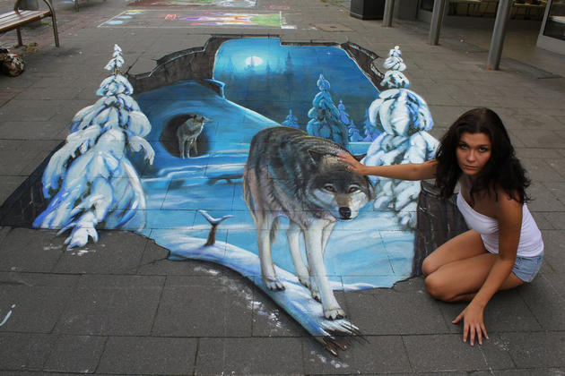 3D Street Art by Nikolaj Arndt - petting a wolf