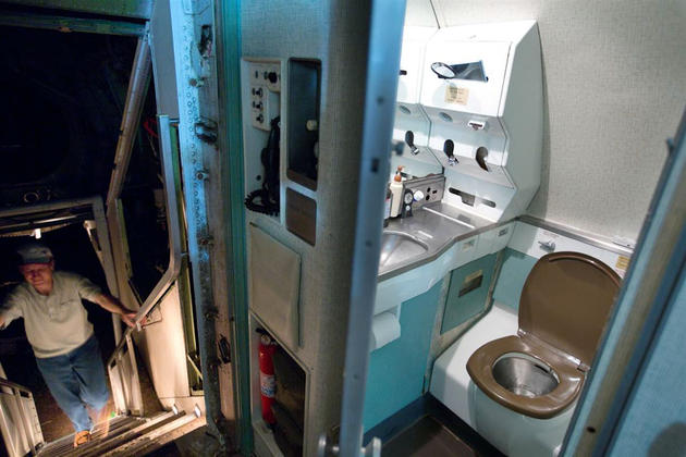 Working toilet inside of the Boeing 727