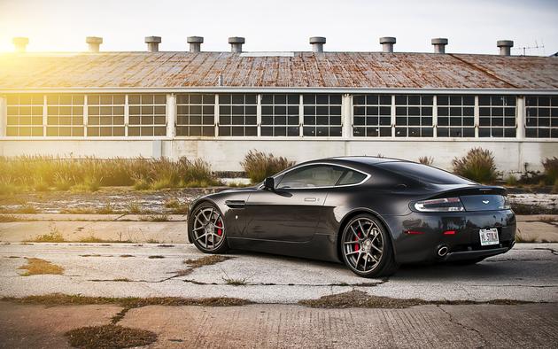 Aston Martin Vantage V8