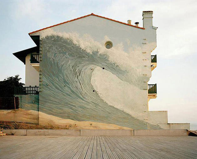 Huge wave graffiti