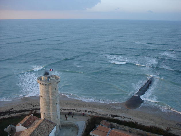 Cross waves at Île de Ré, France