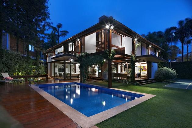 Garden House in Brazil by Jomar Bragança