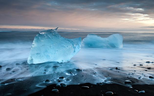 Icebergs on the beach HD Wallpaper
