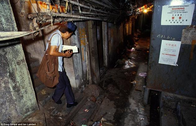 Leaky hallways of the massive Kowloon complex