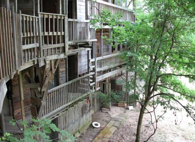 Balcony tree house