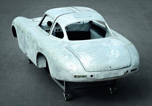 A Highly Detailed Restoration of Mercedes 300SL