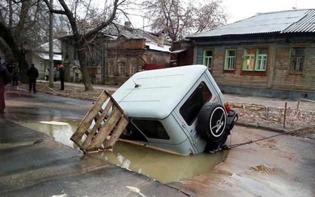 Wrecked sinkhole roads of Samara, Russia