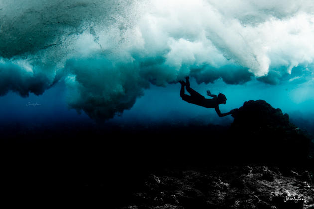 Stunning waves underwater