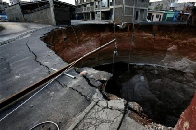 Gigantic Sinkhole In Guatemala City I Like To Waste My Time