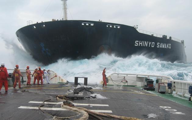 Shinyo Sawako trying to hook up to the tug boat