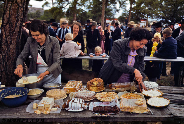 Serving food at the Pie Town Fair | Russell Lee