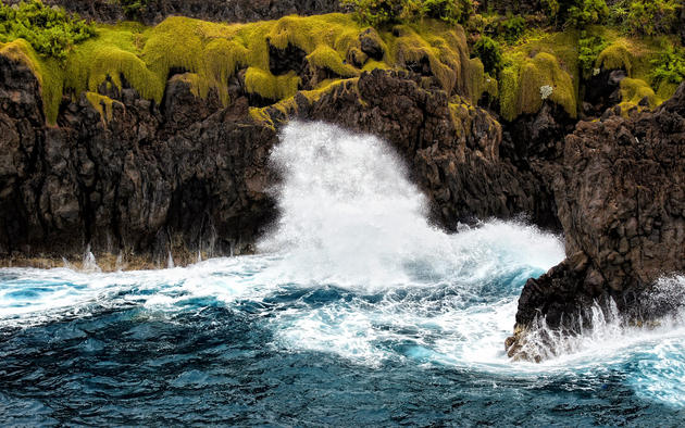 Splashing waves onto endless cliffs HD Wallpaper