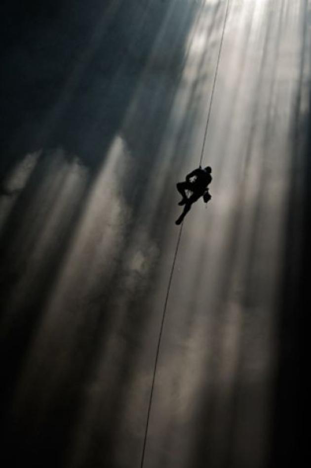 Smoky descent via rope into Son Doong Cave