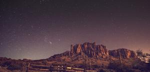 Night sky in the desert HD wallpaper