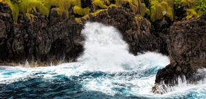 Splashing waves onto endless cliffs HD Wallpaper