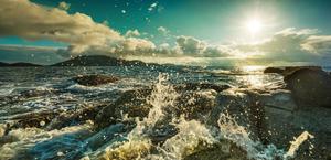 Waves crashing into rocks HD Wallpaper