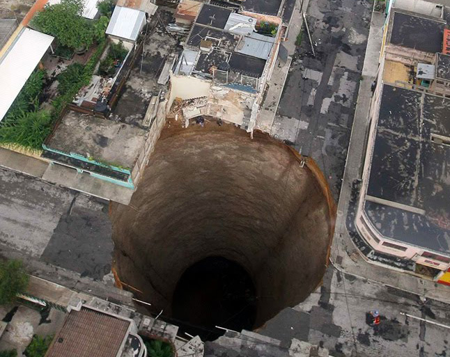Gigantic Sinkhole in Guatemala City I Like To Waste My Time
